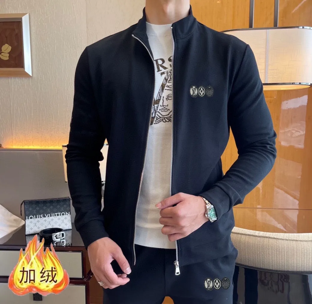 🅿️460 brand [LV Louis Vuitton] (velvet and thickened) 2025 spring new product, celebrities’ favorite fashion-flavored casual suit, clean and neat tailoring, full of urban style. It is made of high-quality customized fabrics, with excellent thermal insulation effect inside, soft and dry feel, and a crisp and stylish upper body effect. The three-dimensional cutting process and the pattern are all of high standards, and the silhouette version has the right benefits! It is not tight at all, and you feel good when you wear it. So many top-quality raw materials create high-end products with unparalleled value. It is the first choice for high-end fashion people. (Size: M-4XL can wear up to 200 pounds)